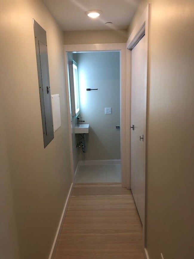 Building Photo - Beautiful Talbach House Condo!