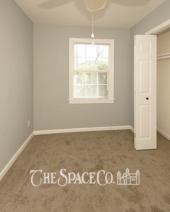 Building Photo - Charming 2-Bedroom Retreat in Vibrant Charleston  Perfect for Cozy Living!