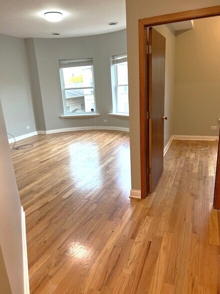 Building Photo - 1019 E 62nd St