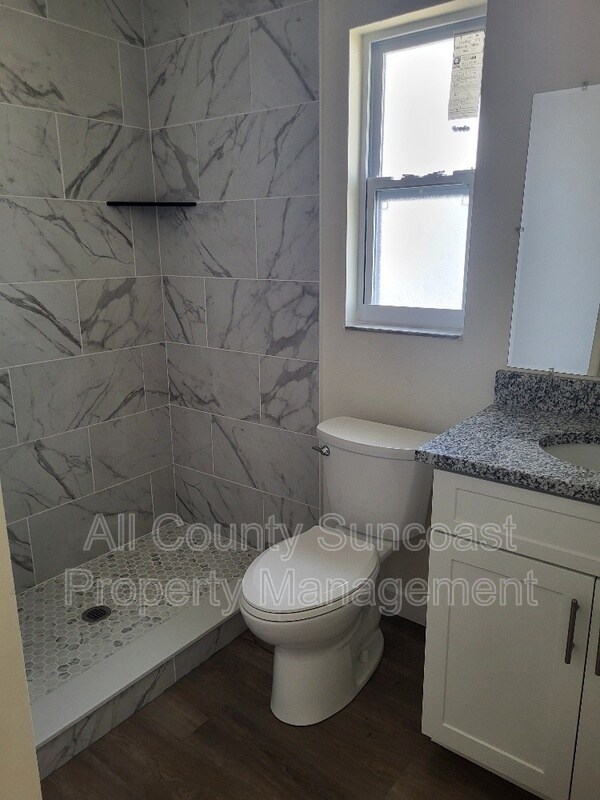 Building Photo - 648 16th Ln