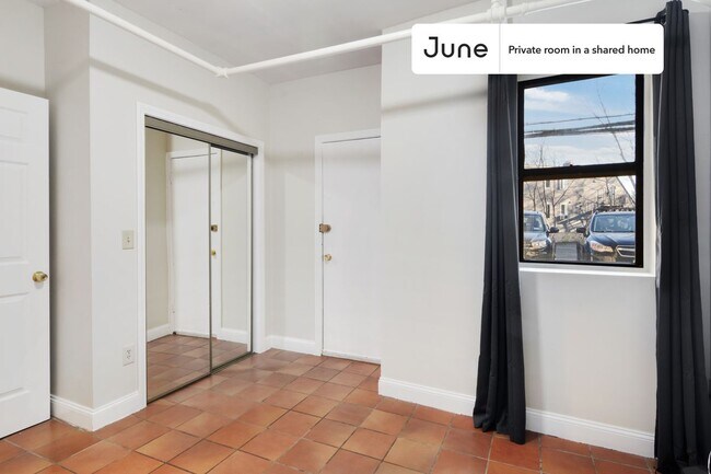 Building Photo - Private bedroom in 4 bed/2 bath Home