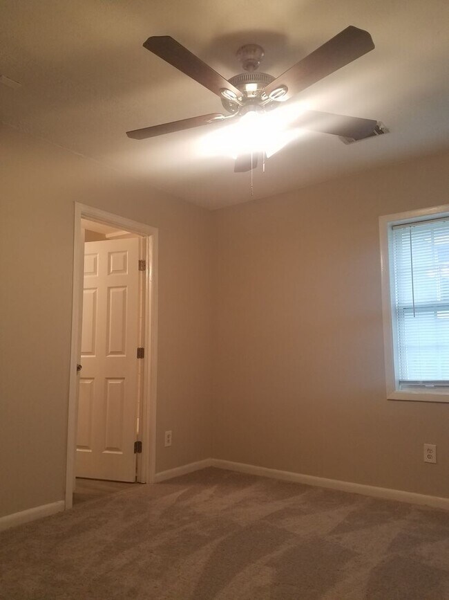 Building Photo - 2 Bed 1.5 Bath in Atlanta!
