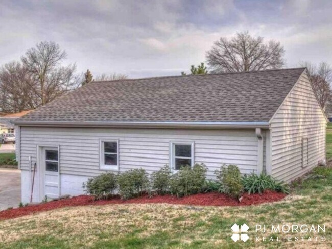 Building Photo - 4 bedroom, 3 Bathroom House