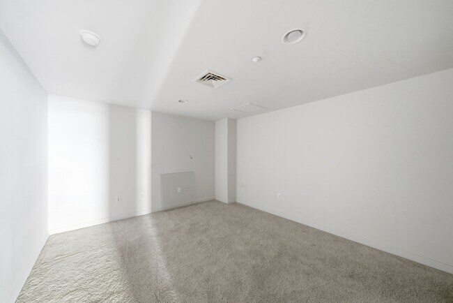 Building Photo - 914 Main St