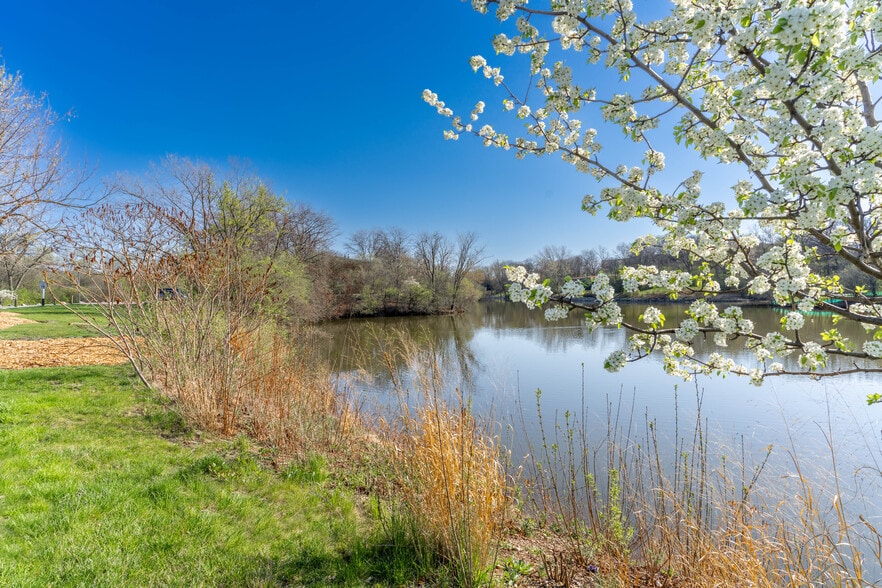 Building Photo - 5950 Oakwood Dr