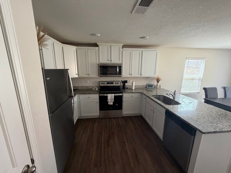 Building Photo - Room in House on Creedmore Hills Dr
