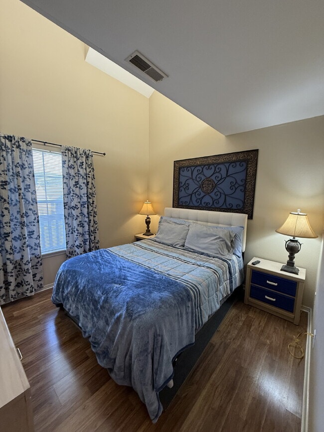 Building Photo - Penthouse Fully Furnished - Lakeview 2 Bedroom Condo