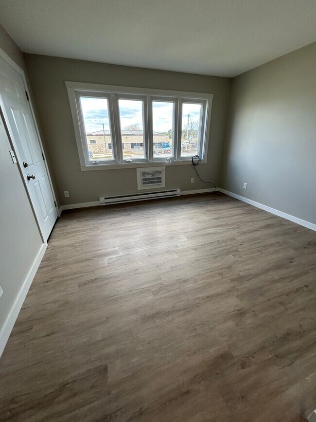 Building Photo - Recently Renovated 2 Bedroom Apartment