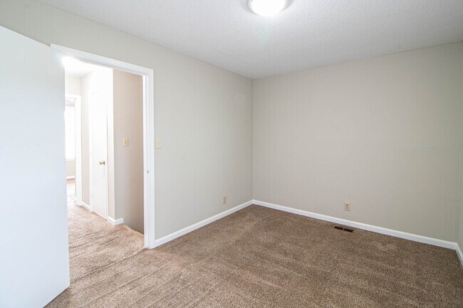 Building Photo - 810-D Golfview Place