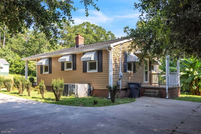 Building Photo - Cute Bungalow Style 2-Bedroom Haven with H...