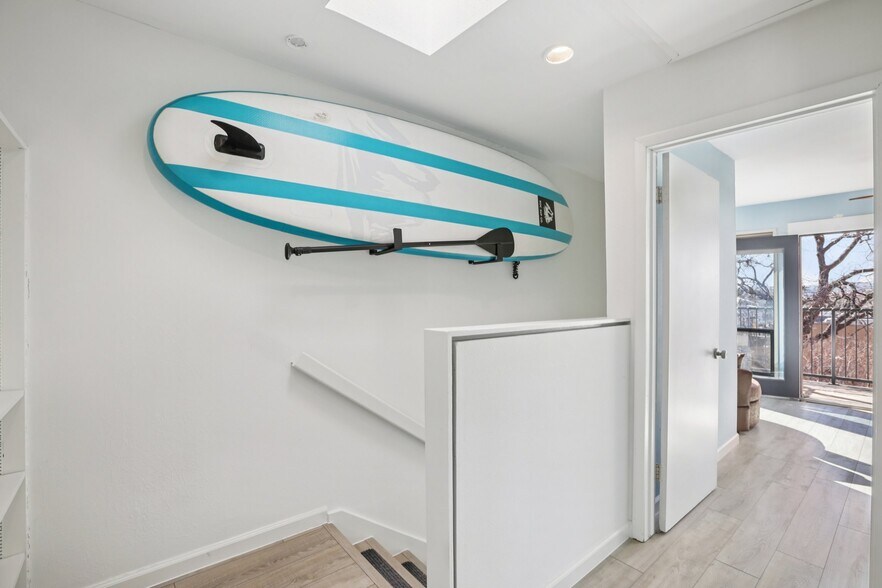 Building Photo - 1106 W 6th St