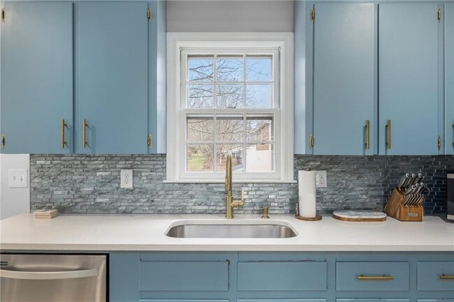 Building Photo - 384 Valley Rd