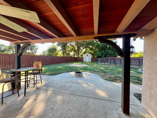 Building Photo - Well maintained single story on over half an acre lot!