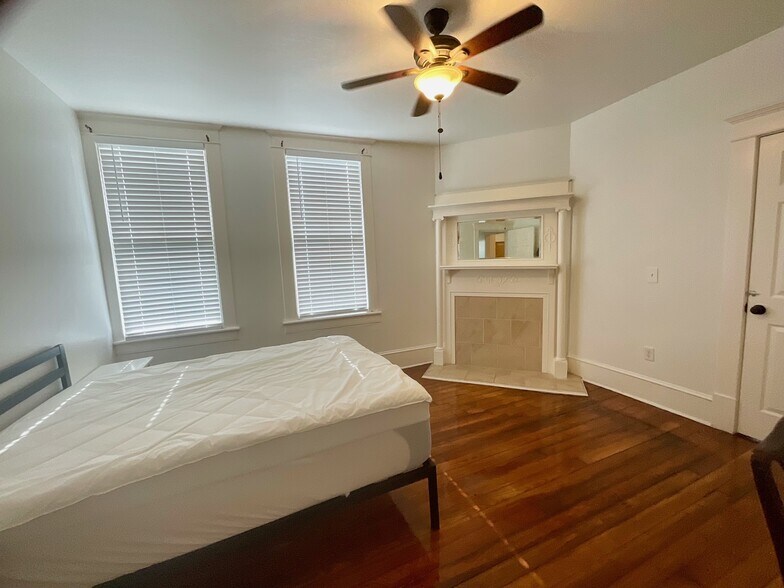 Building Photo - 128 E Waldburg St