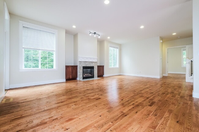 Building Photo - Beautiful Issaquah Highlands Home on Corner Lot with Greenbelt Views, Covered Porch and AC- AVAIL...