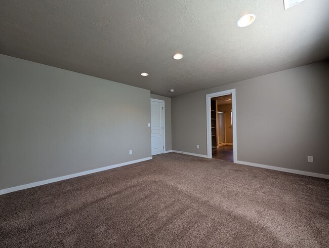 Building Photo - Beautiful 3-Bedroom, 2.5-Bath Home In the ...