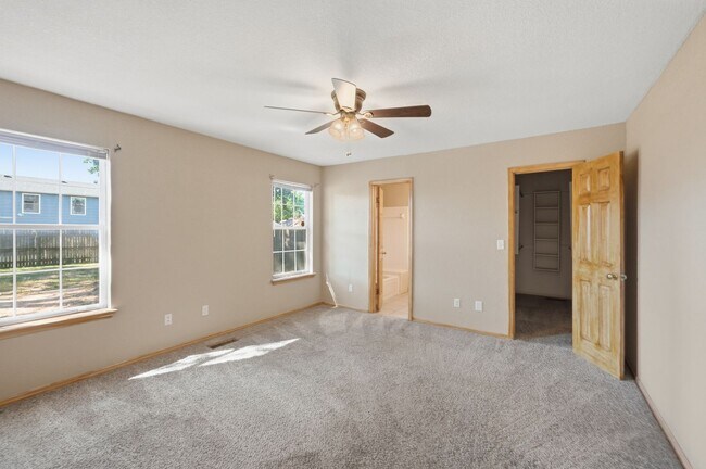 Building Photo - 1305 W Twin Oaks St