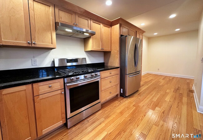 Building Photo - 8 Woodside Ave