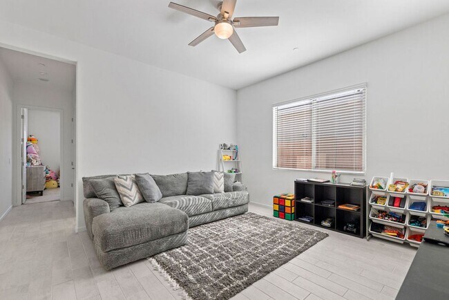 Building Photo - Newer Single Story 5 Bedroom 3 Bath Home in Vail