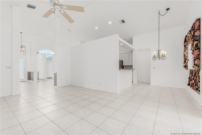 Building Photo - 376 NW Canna Way