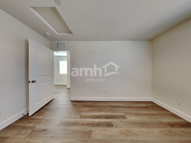 Building Photo - 123 Charmante Tulip Ln