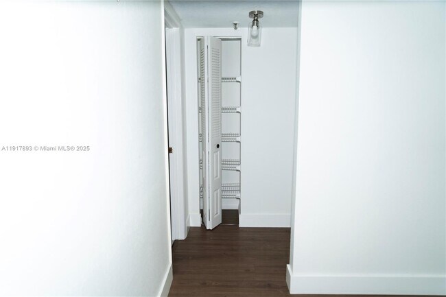 Building Photo - 105 Lake Emerald Dr