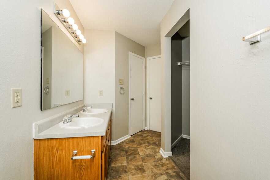 Building Photo - 10841 Zimmerman Ln