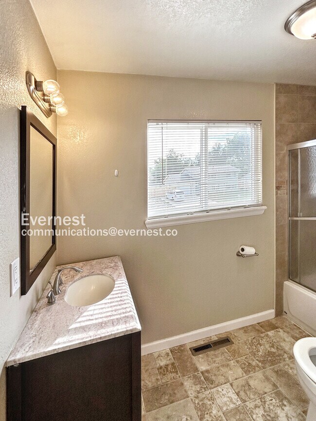 Building Photo - 1418 Luna Dr