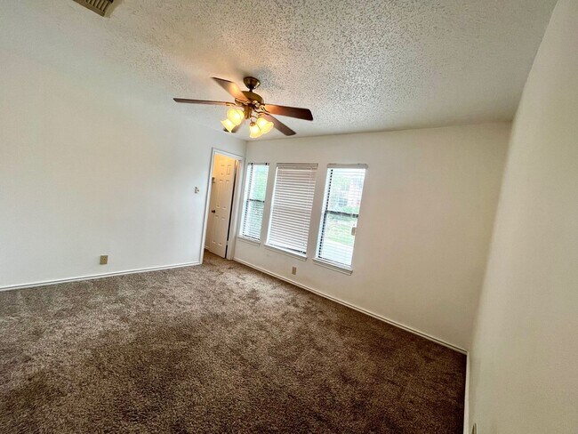 Building Photo - Spacious 3 Bedroom/2.5 Bath home with Large Game Room and Fabulous Deck ~ Move in Ready!