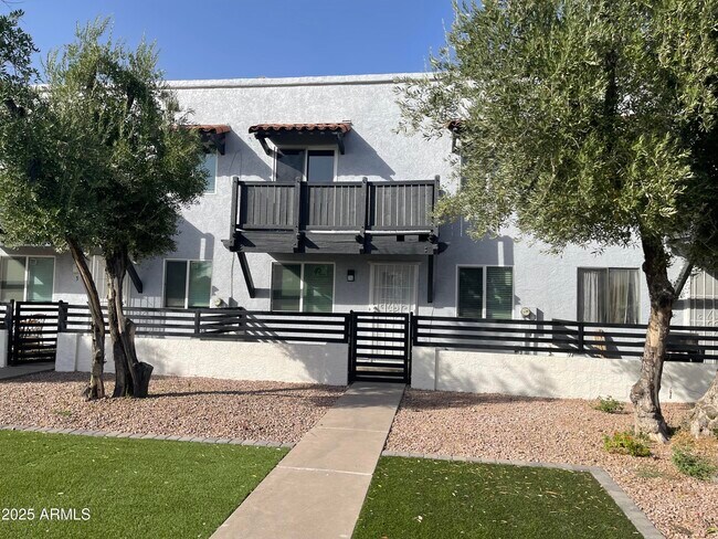 Primary Photo - 1504 E Indianola Ave