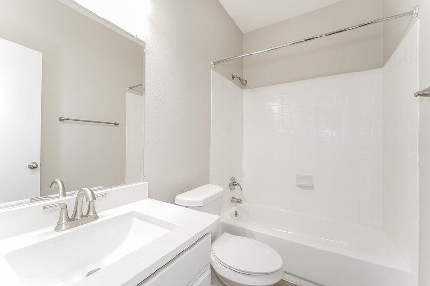 Building Photo - 8215 Radial Ct