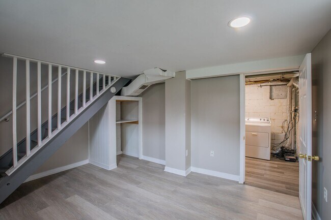 Building Photo - Lovely 2 BR/1 BA EOG Townhome in Brooklyn ...