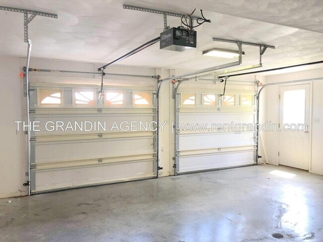 Building Photo - 1811 Meadows Ct