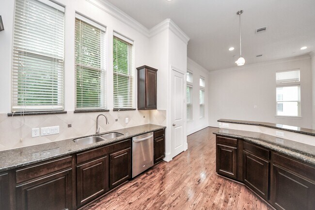 Building Photo - 8926 Lakeshore Bend Dr