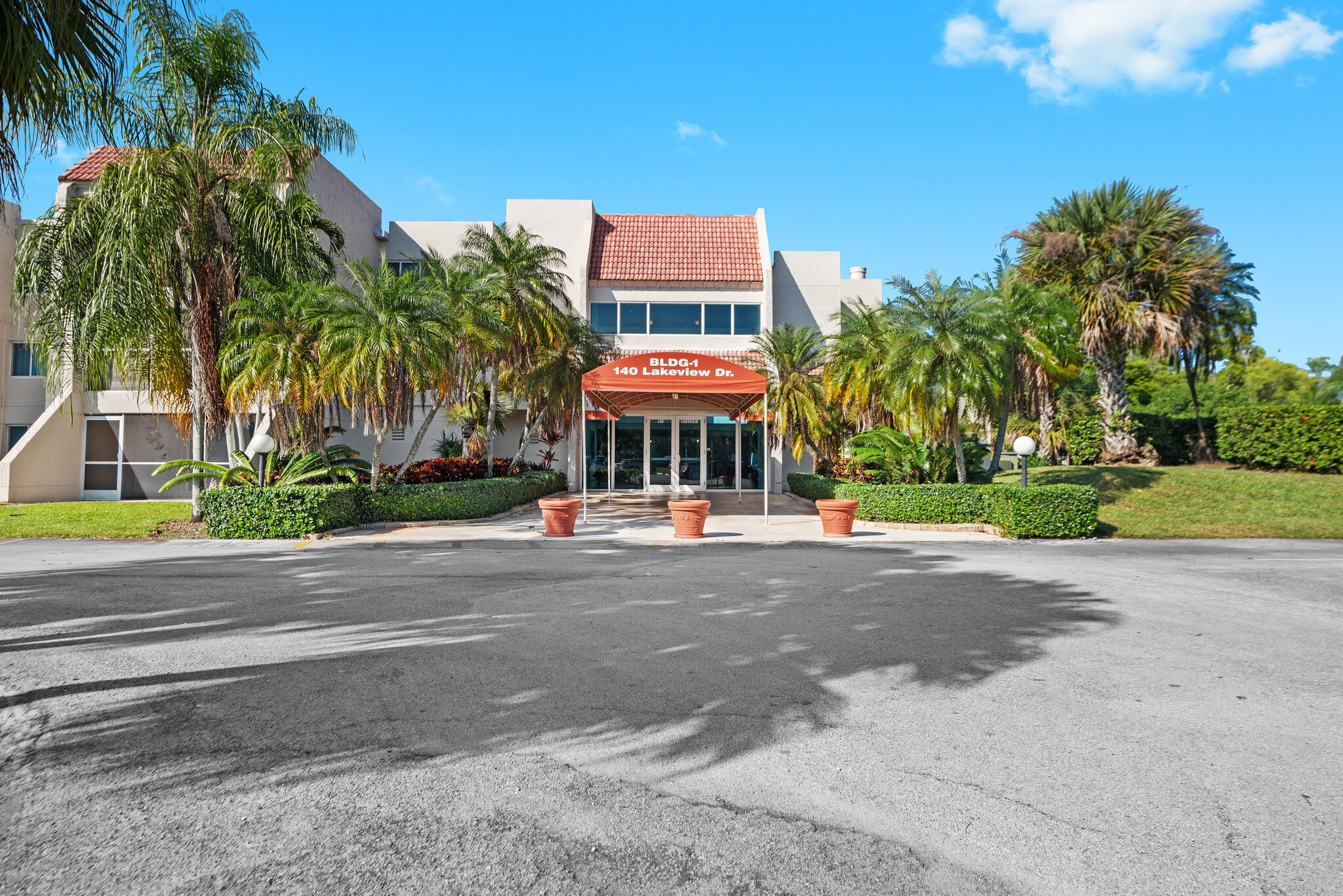 Building Photo - 140 Lakeview Dr