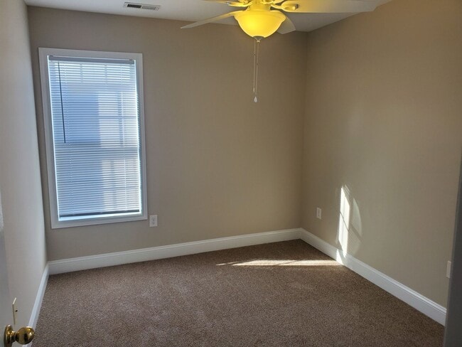 Building Photo - re2102m