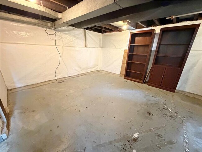 Building Photo - 333 Laurel Blvd