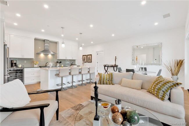 Building Photo - 8 Boulevard W