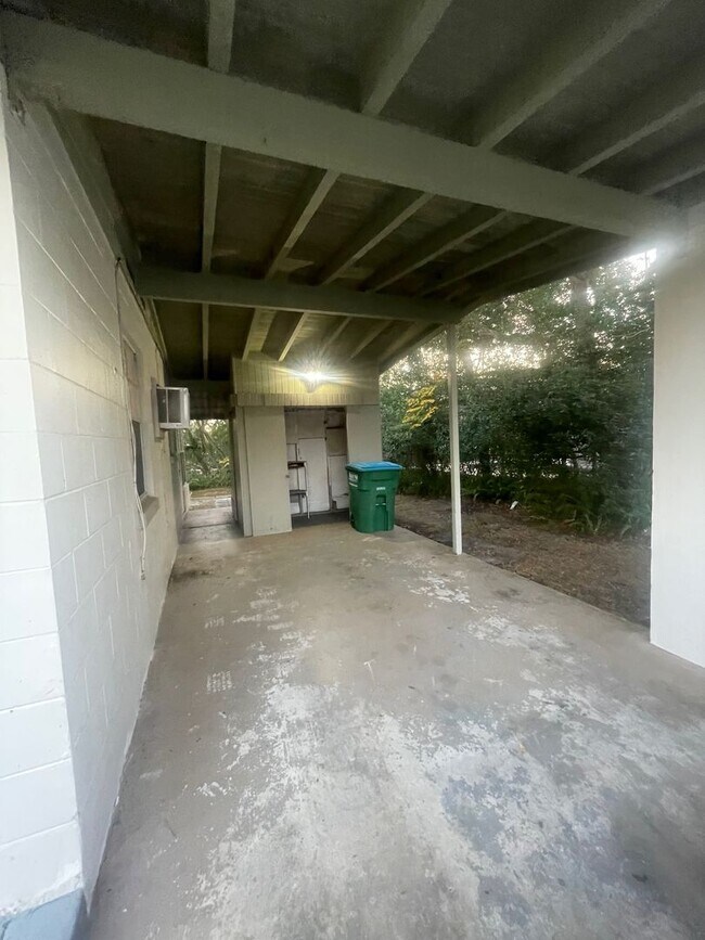 Building Photo - 2 Bed 1 Bath Home | Pet Friendly | Washer Dryer Hook Ups | Section 8 Welcome