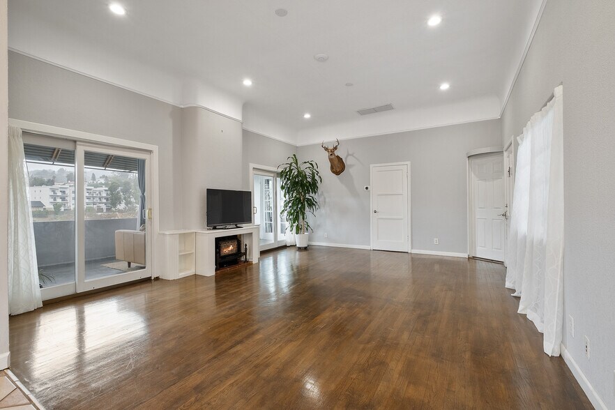 Building Photo - 2065 Ivar Ave
