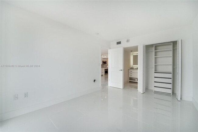 Building Photo - 3701 N Country Club Dr