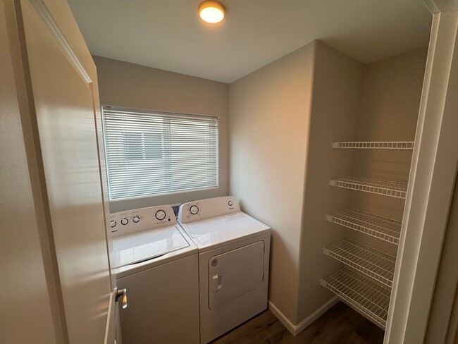Building Photo - Brand New 4 Bed / 2.5 Bath Duplex! $250 Am...