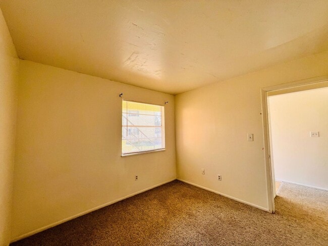 Building Photo - KNOX I