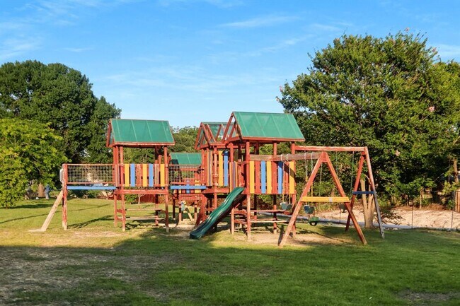 Building Photo - 829 Park Plaza Dr