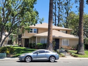 Building Photo - Spacious 2 Bedroom Condo/ Nicely Renovated...
