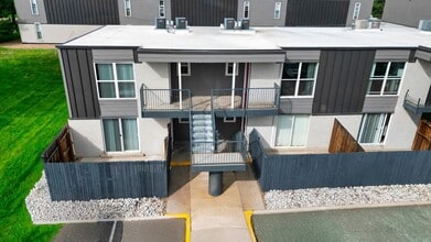Building Photo - Lakeside Villas