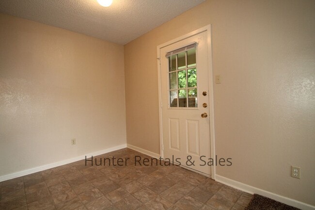 Building Photo - Rent Me Now!