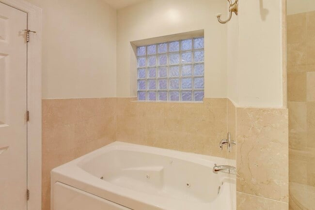 Building Photo - 1529 N Mohawk St