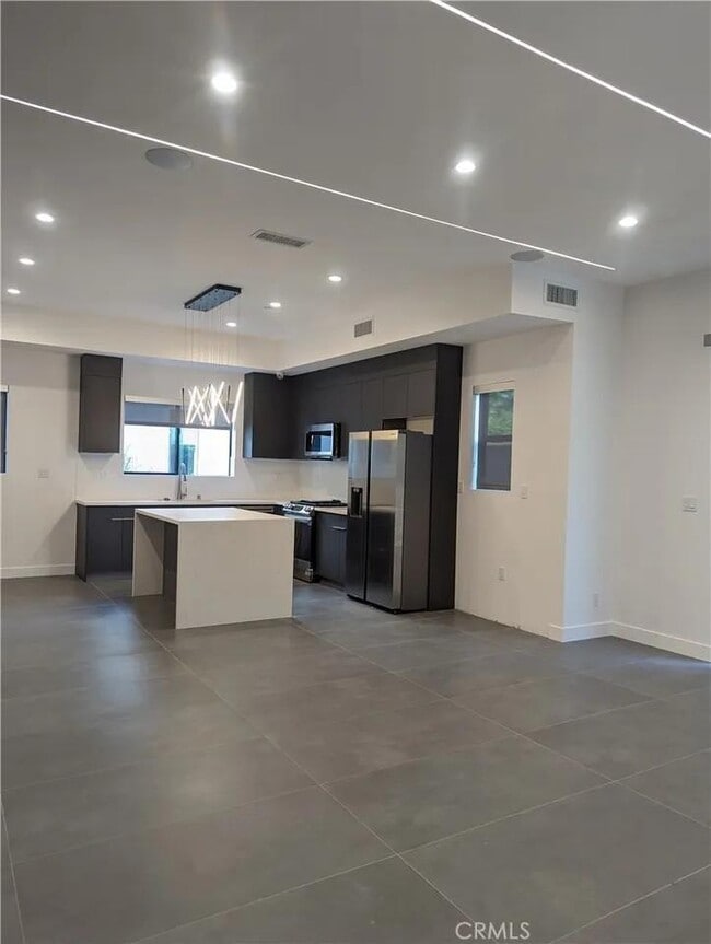 Building Photo - 11141 Strathern St