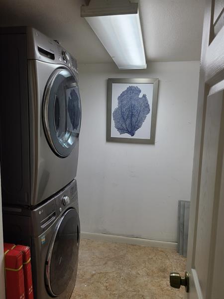 Building Photo - 13851 Oneida Dr